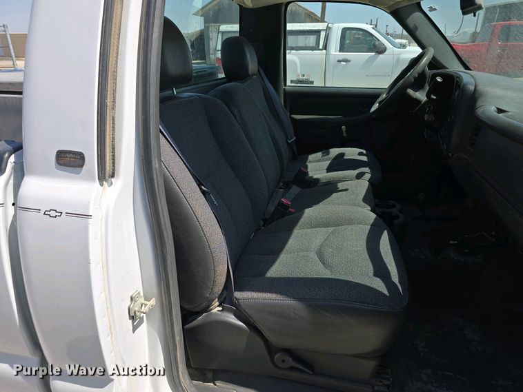 image for item EH8869 2004 Chevrolet Silverado 1500 pickup truck
