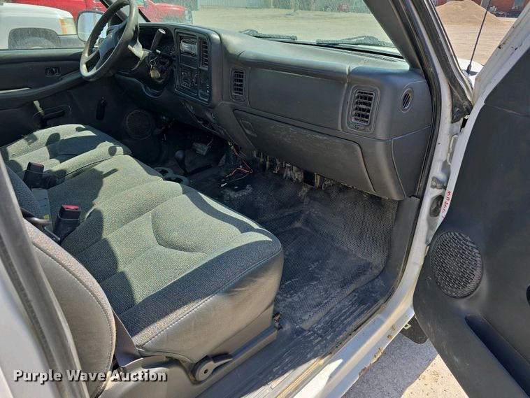 image for item EH8869 2004 Chevrolet Silverado 1500 pickup truck