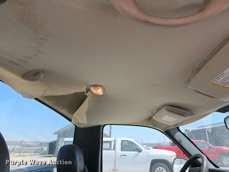 image for item EH8869 2004 Chevrolet Silverado 1500 pickup truck