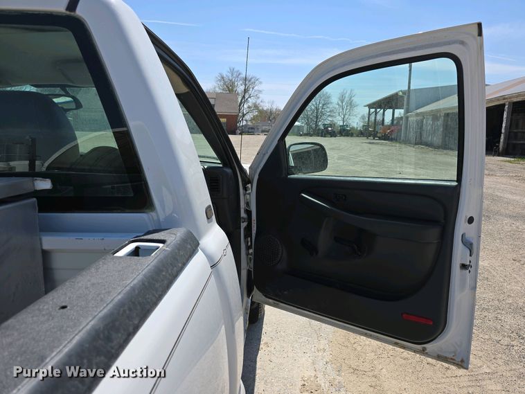 image for item EH8869 2004 Chevrolet Silverado 1500 pickup truck