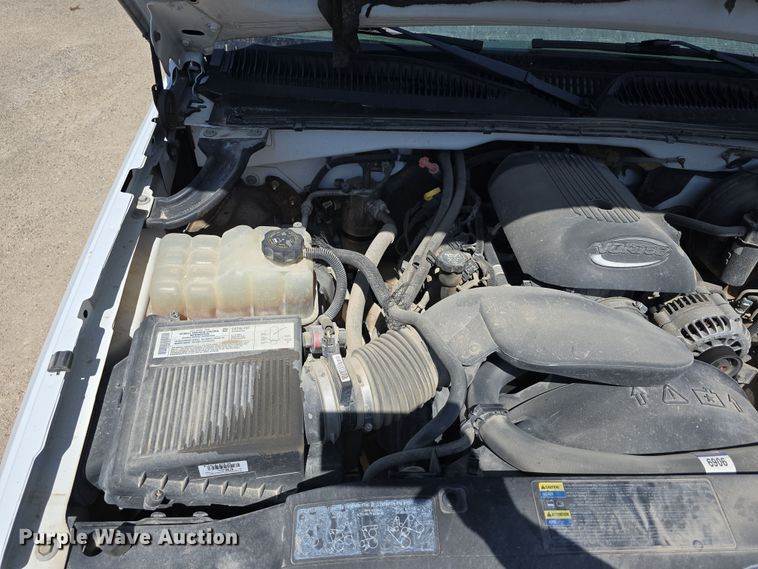 image for item EH8869 2004 Chevrolet Silverado 1500 pickup truck