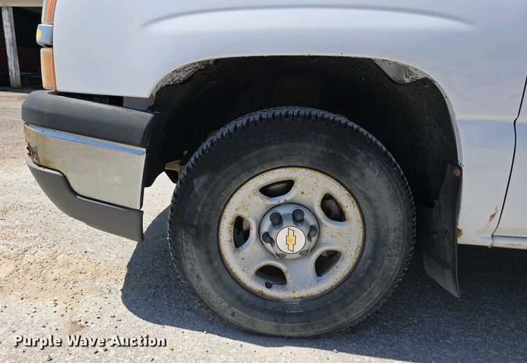 image for item EH8869 2004 Chevrolet Silverado 1500 pickup truck
