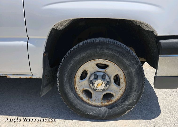 image for item EH8869 2004 Chevrolet Silverado 1500 pickup truck