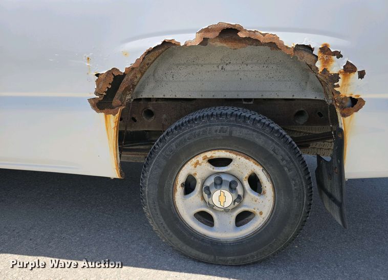 image for item EH8869 2004 Chevrolet Silverado 1500 pickup truck