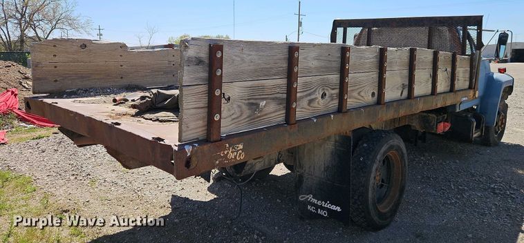 image for item EI8959 1990 Ford F600 dump flatbed truck