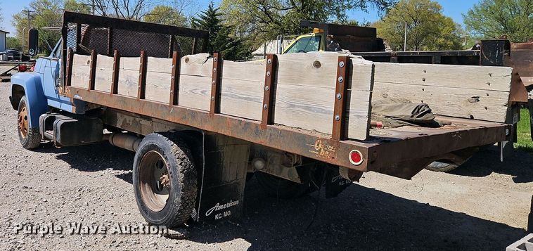 image for item EI8959 1990 Ford F600 dump flatbed truck