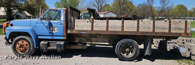 image for item EI8959 1990 Ford F600 dump flatbed truck