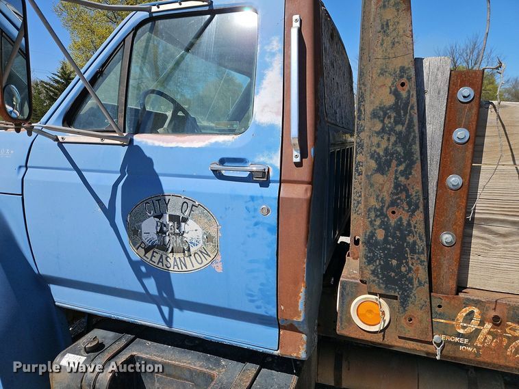 image for item EI8959 1990 Ford F600 dump flatbed truck