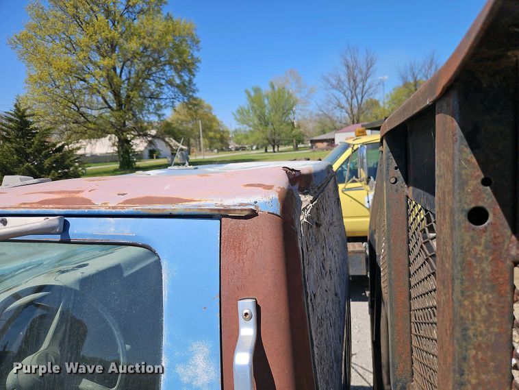 image for item EI8959 1990 Ford F600 dump flatbed truck