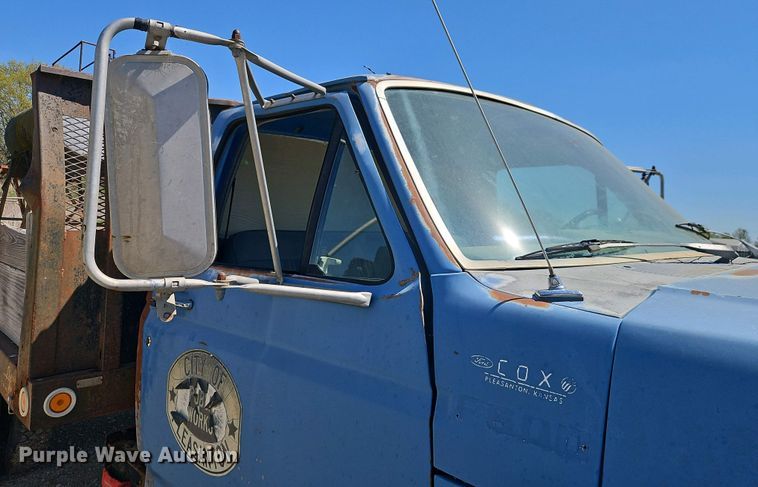 image for item EI8959 1990 Ford F600 dump flatbed truck