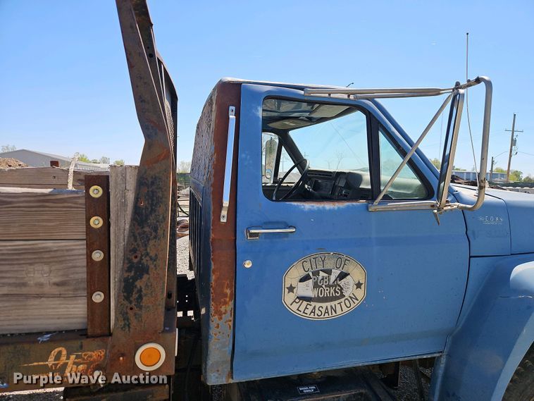 image for item EI8959 1990 Ford F600 dump flatbed truck