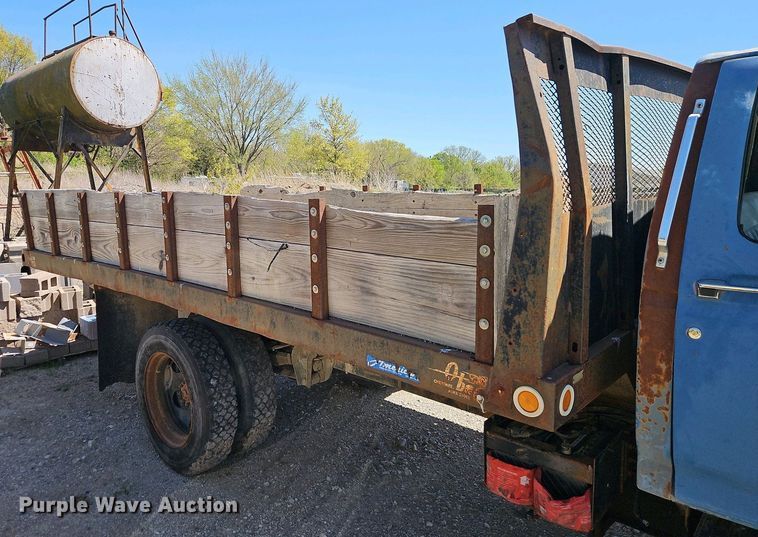 image for item EI8959 1990 Ford F600 dump flatbed truck