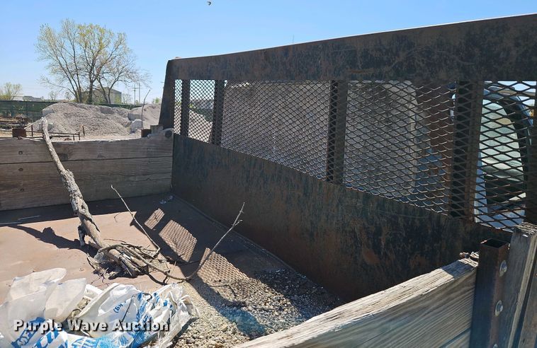 image for item EI8959 1990 Ford F600 dump flatbed truck