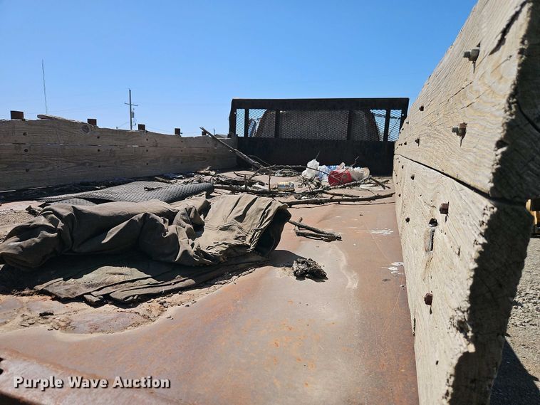 image for item EI8959 1990 Ford F600 dump flatbed truck