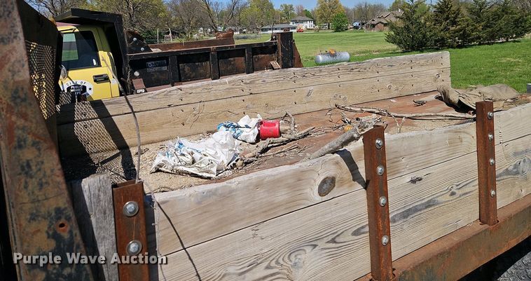 image for item EI8959 1990 Ford F600 dump flatbed truck