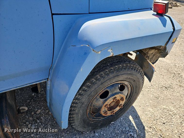 image for item EI8959 1990 Ford F600 dump flatbed truck