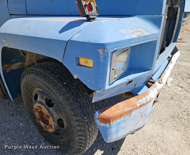 image for item EI8959 1990 Ford F600 dump flatbed truck