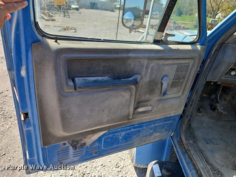 image for item EI8959 1990 Ford F600 dump flatbed truck