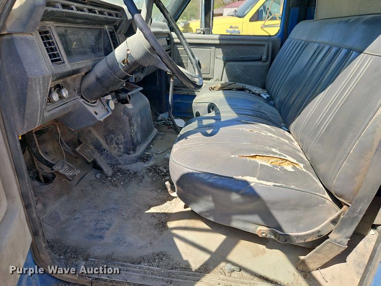 image for item EI8959 1990 Ford F600 dump flatbed truck