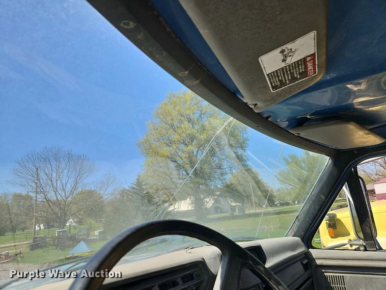 image for item EI8959 1990 Ford F600 dump flatbed truck