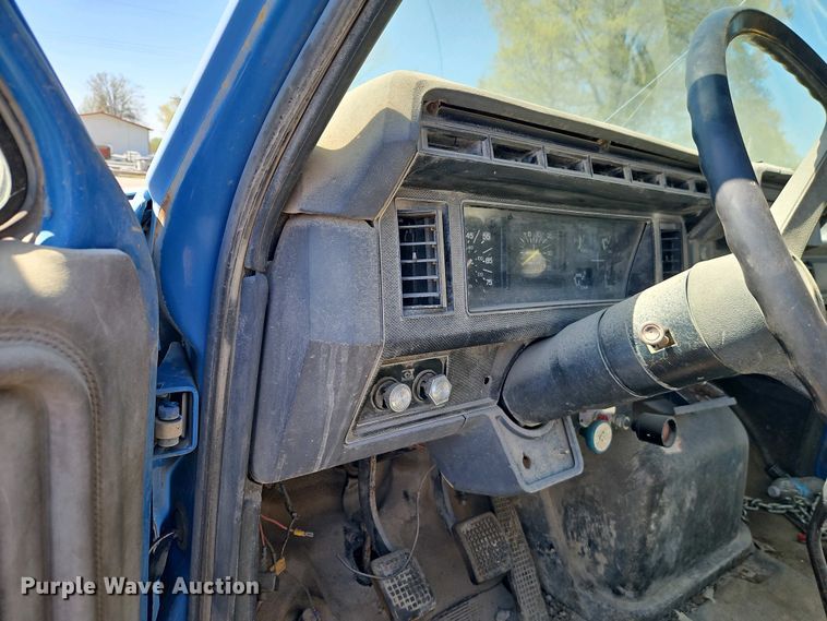 image for item EI8959 1990 Ford F600 dump flatbed truck