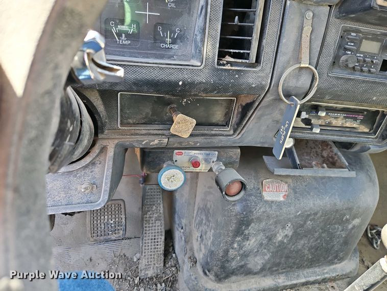 image for item EI8959 1990 Ford F600 dump flatbed truck