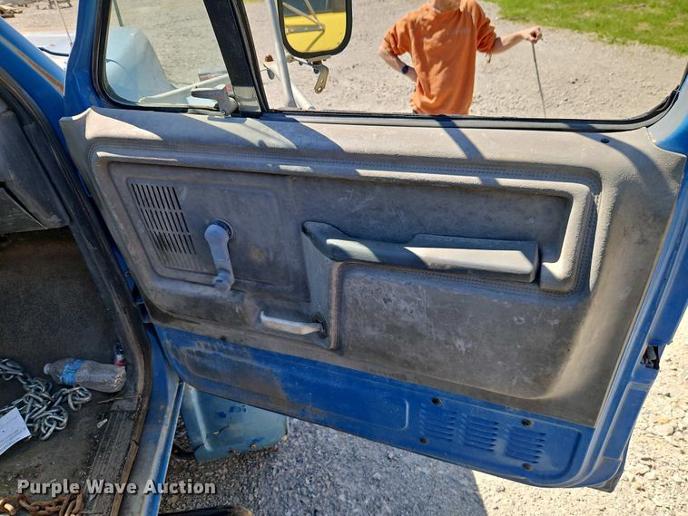 image for item EI8959 1990 Ford F600 dump flatbed truck