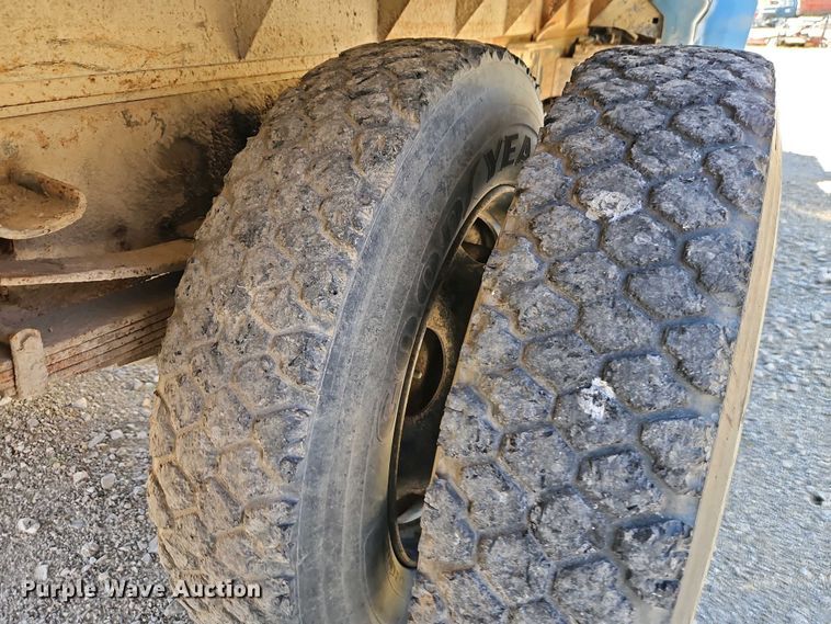 image for item EI8959 1990 Ford F600 dump flatbed truck