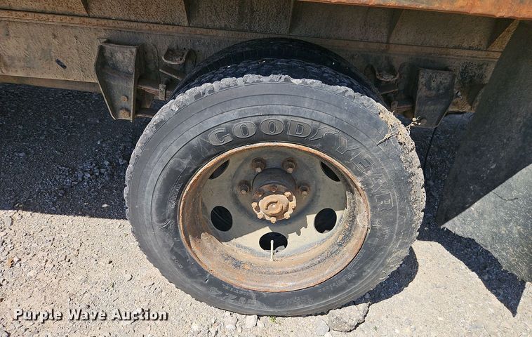 image for item EI8959 1990 Ford F600 dump flatbed truck