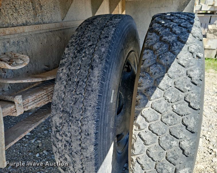 image for item EI8959 1990 Ford F600 dump flatbed truck