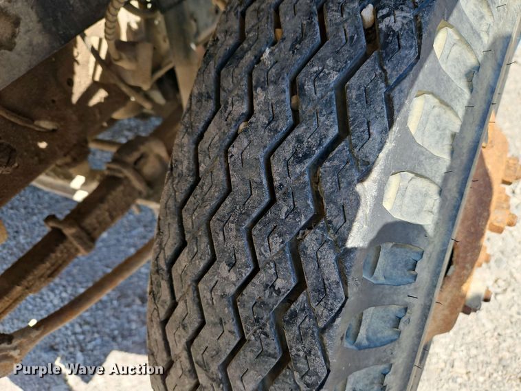 image for item EI8959 1990 Ford F600 dump flatbed truck