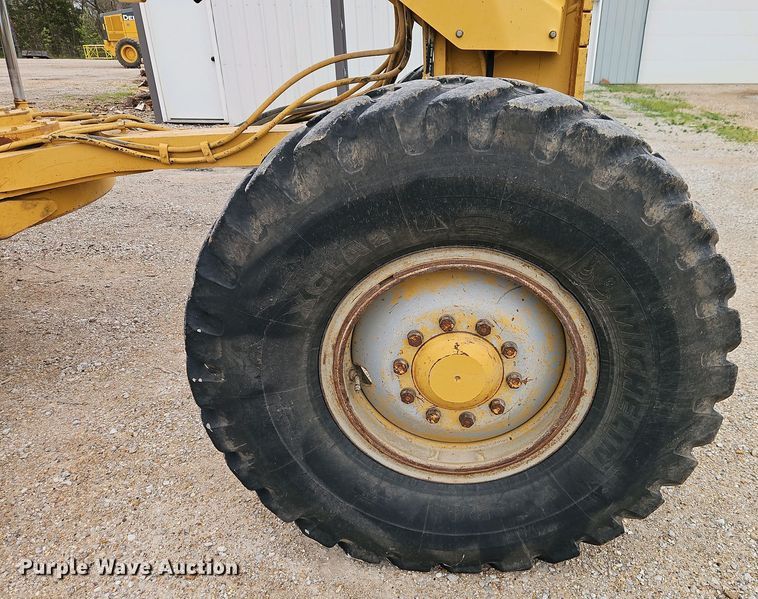 image for item EI8963 1999 Caterpillar 140H motor grader