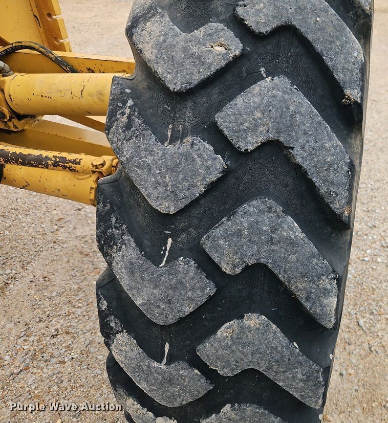 image for item EI8963 1999 Caterpillar 140H motor grader