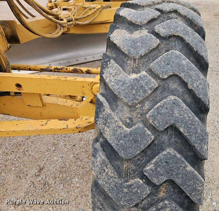 image for item EI8963 1999 Caterpillar 140H motor grader