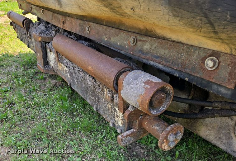 image for item EJ7442 1983 Cedar Rapids BSF520 paver