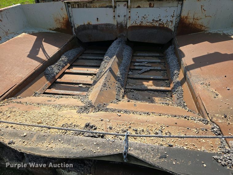 image for item EJ7442 1983 Cedar Rapids BSF520 paver