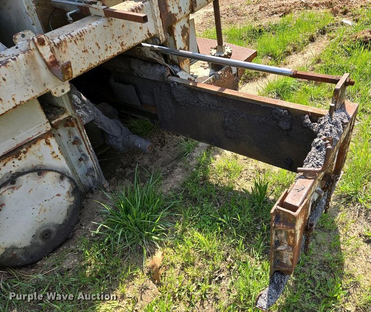 image for item EJ7442 1983 Cedar Rapids BSF520 paver