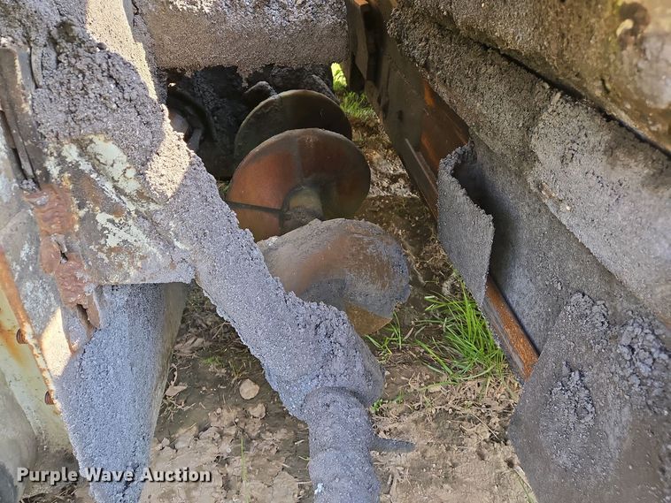 image for item EJ7442 1983 Cedar Rapids BSF520 paver