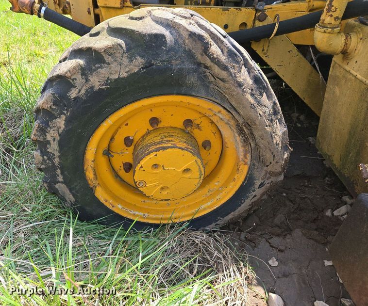 image for item EJ7445 2002 John Deere 2755 tractor