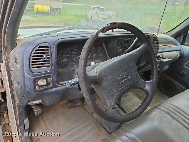 image for item EJ7447 1995 Chevrolet K1500 pickup truck