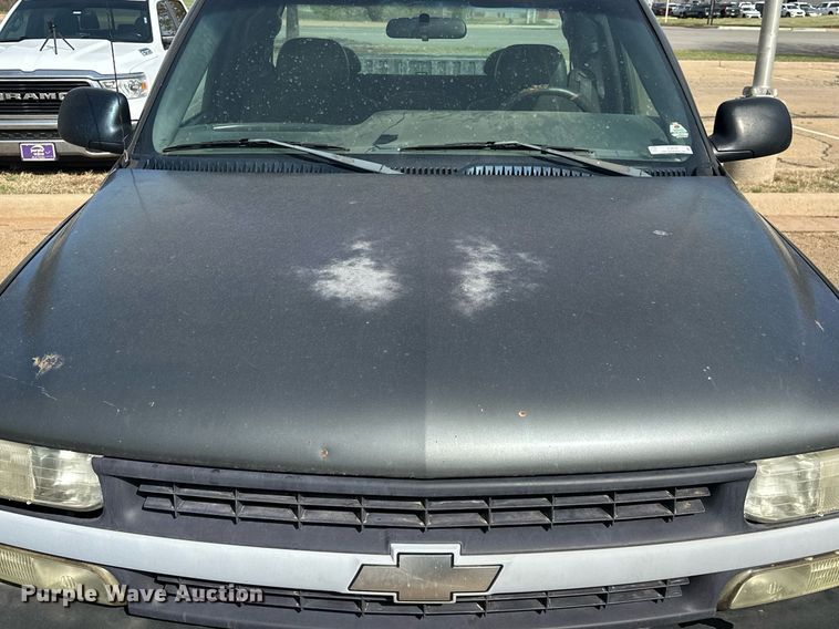 image for item EJ8530 2002 Chevrolet Silverado 1500 Ext. Cab pickup truck