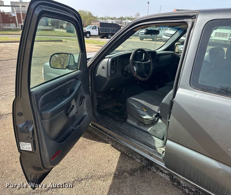 image for item EJ8530 2002 Chevrolet Silverado 1500 Ext. Cab pickup truck