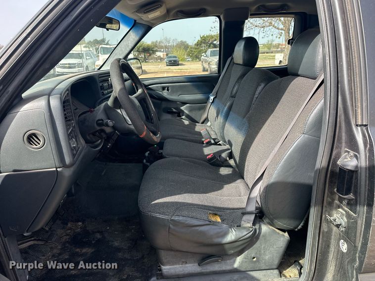 image for item EJ8530 2002 Chevrolet Silverado 1500 Ext. Cab pickup truck