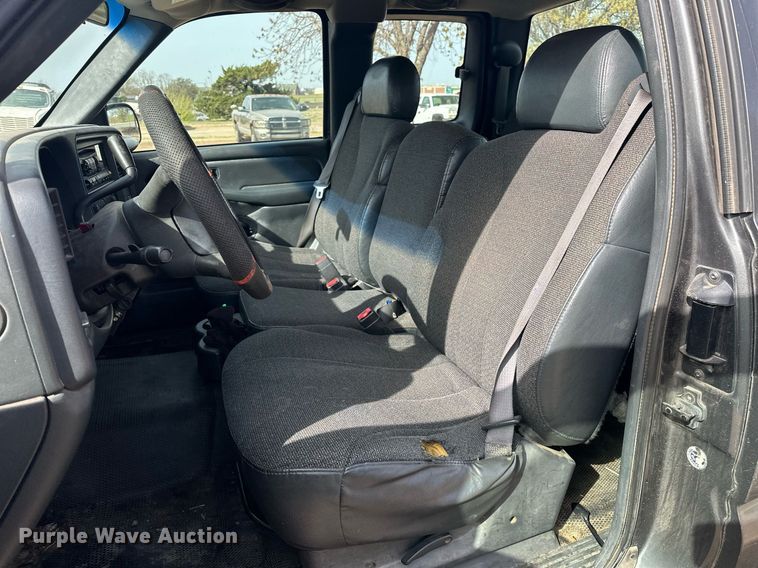 image for item EJ8530 2002 Chevrolet Silverado 1500 Ext. Cab pickup truck