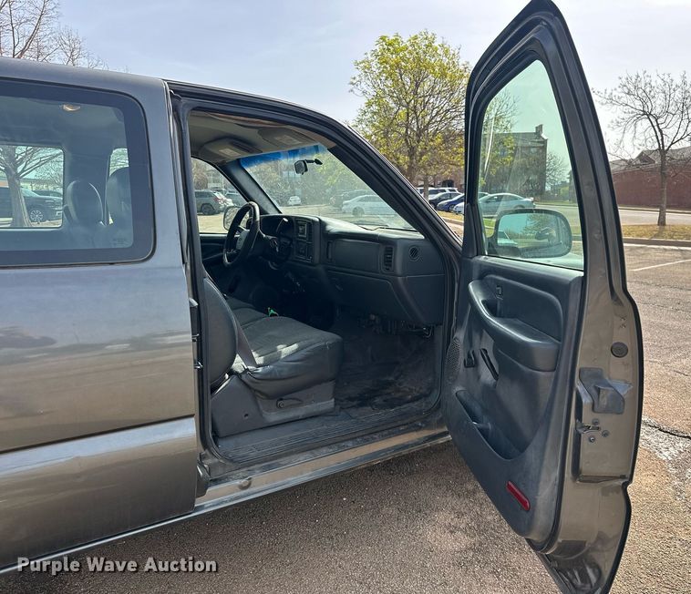 image for item EJ8530 2002 Chevrolet Silverado 1500 Ext. Cab pickup truck