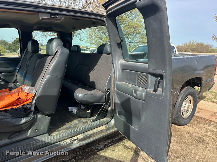 image for item EJ8530 2002 Chevrolet Silverado 1500 Ext. Cab pickup truck