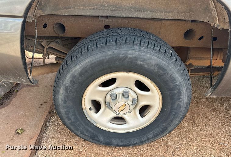 image for item EJ8530 2002 Chevrolet Silverado 1500 Ext. Cab pickup truck