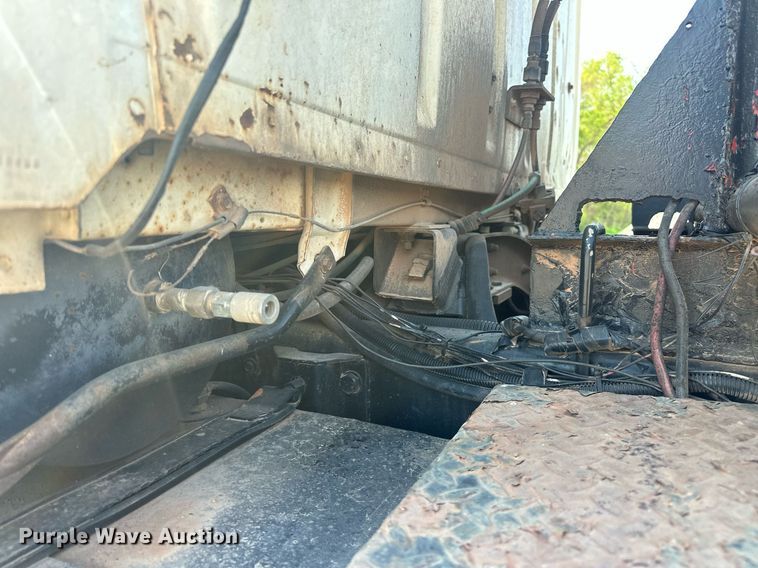 image for item EJ8652 1994 Ford LA9000 winch truck