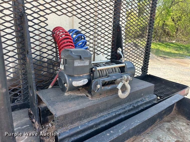 image for item EJ8652 1994 Ford LA9000 winch truck