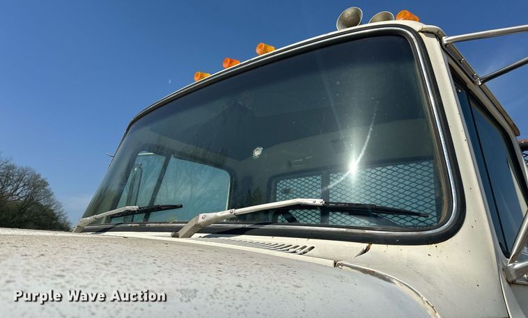 image for item EJ8652 1994 Ford LA9000 winch truck